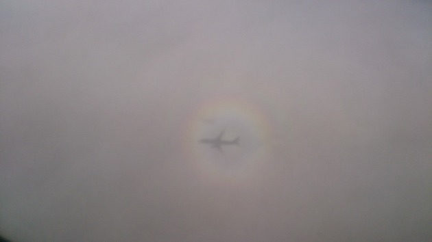ソラシドエアから見える飛行機の影と虹.jpg