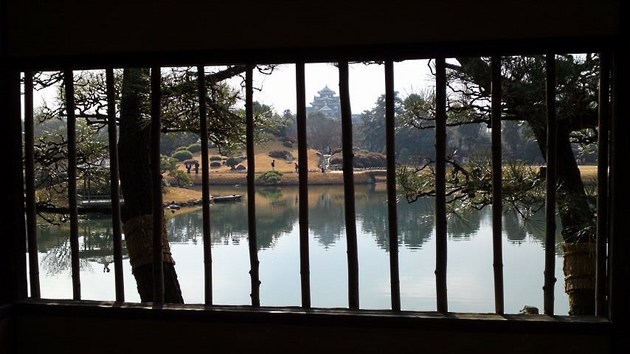 岡山後楽園の茶室から見た岡山城.jpg