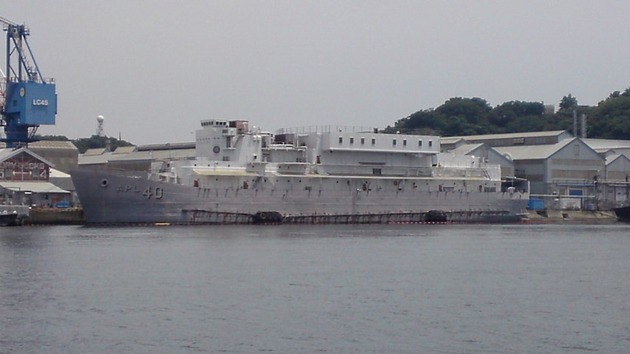 横須賀軍港　アメリカ軍艦　APL40.jpg